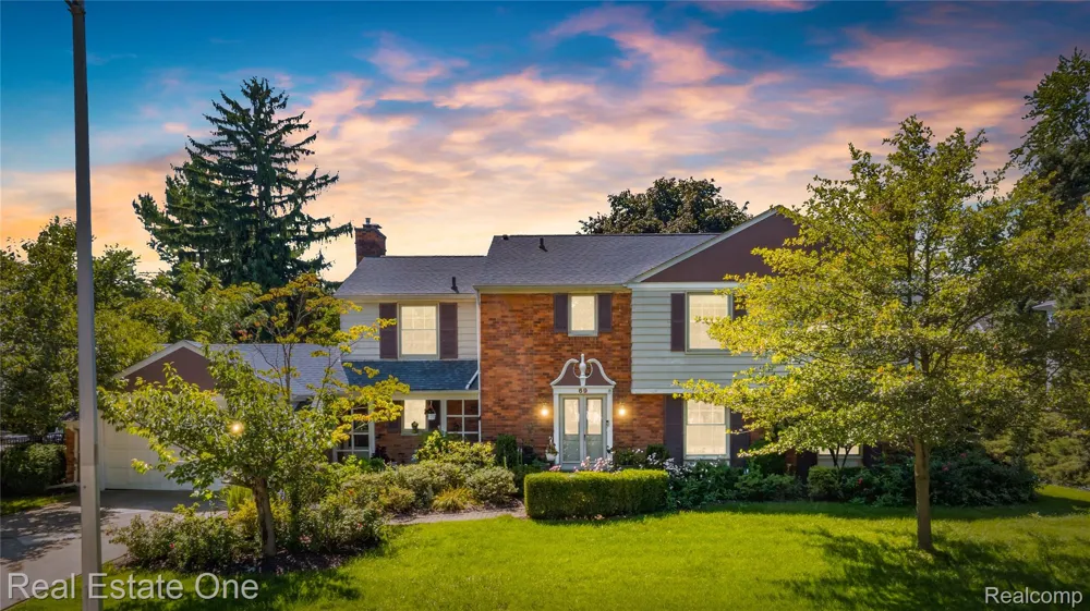 69 Willow Tree Place Village Of Grosse Pointe Shores City, MI 48236