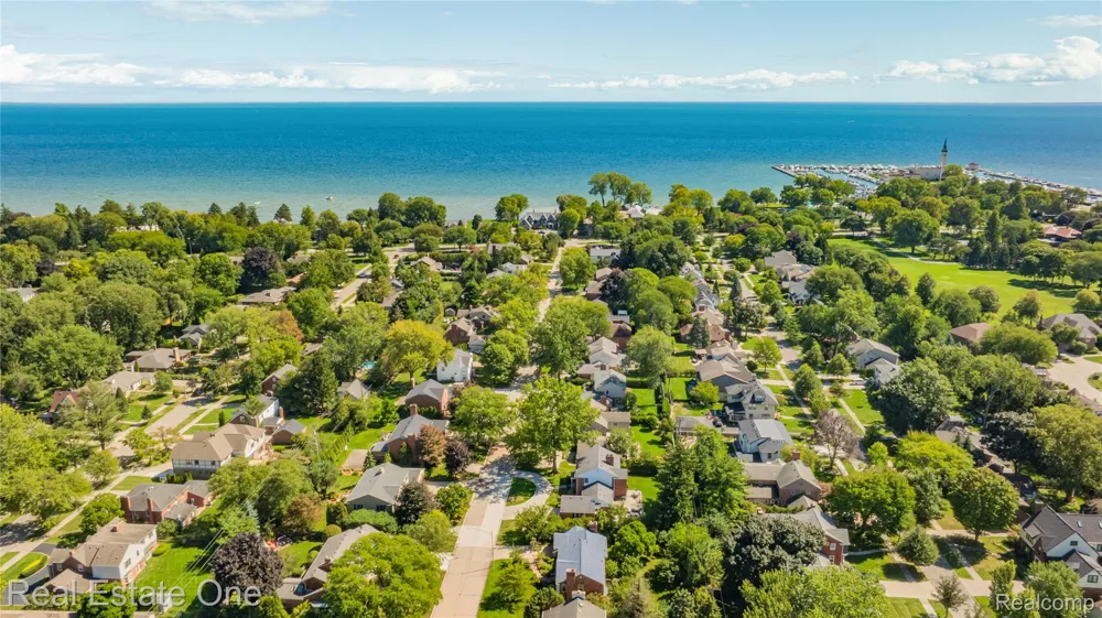 69 Willow Tree Place Village Of Grosse Pointe Shores City, MI 48236