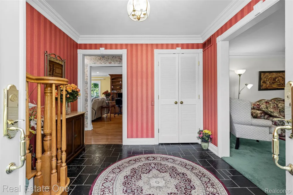 69 Willow Tree Place Village Of Grosse Pointe Shores City, MI 48236