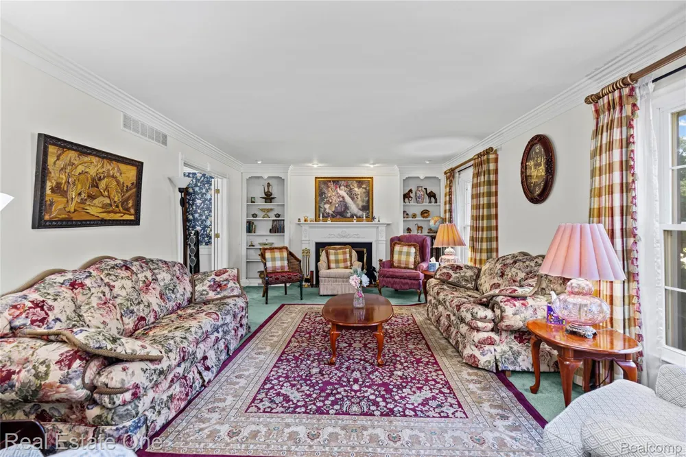 69 Willow Tree Place Village Of Grosse Pointe Shores City, MI 48236