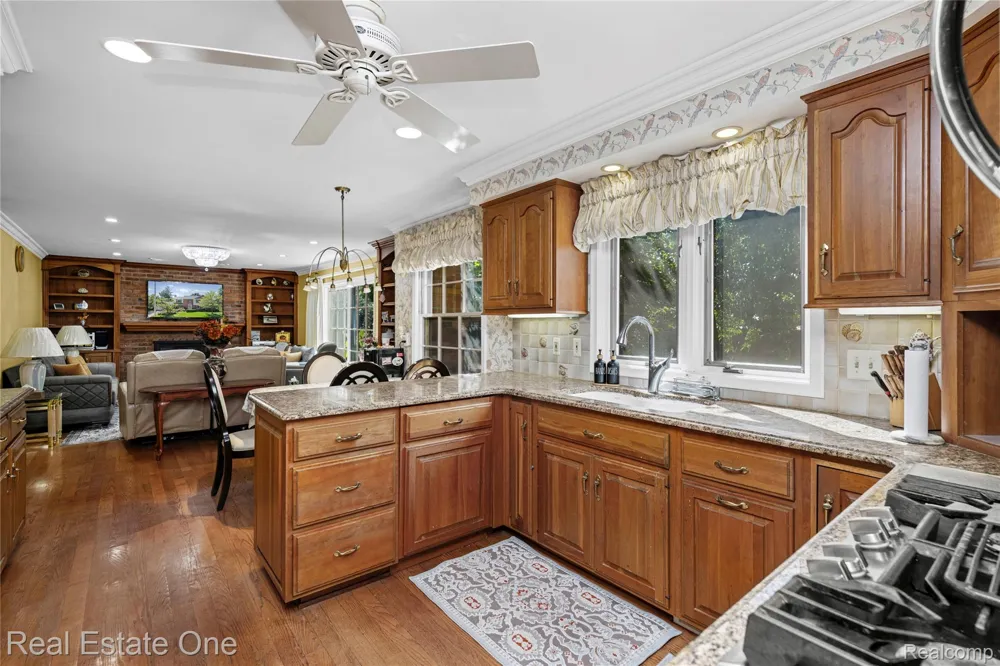 69 Willow Tree Place Village Of Grosse Pointe Shores City, MI 48236