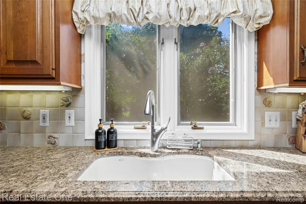 69 Willow Tree Place Village Of Grosse Pointe Shores City, MI 48236