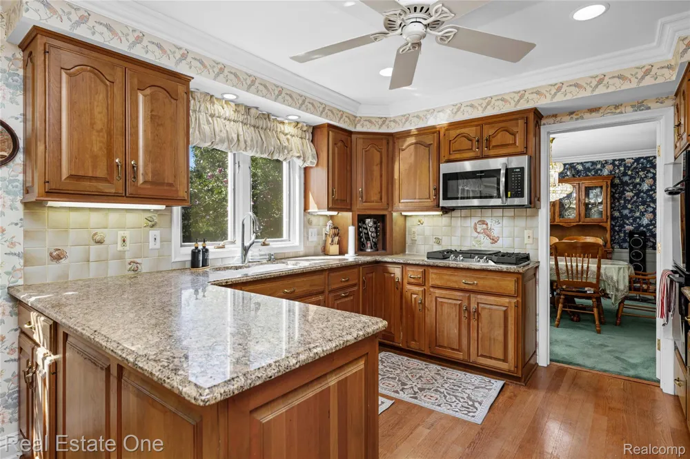 69 Willow Tree Place Village Of Grosse Pointe Shores City, MI 48236