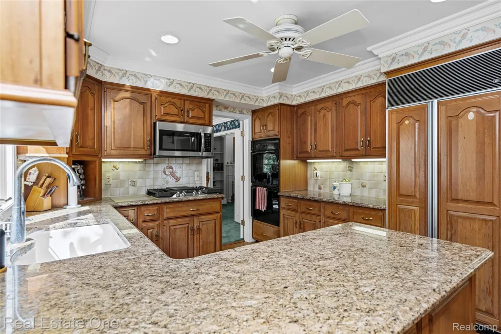69 Willow Tree Place Village Of Grosse Pointe Shores City, MI 48236