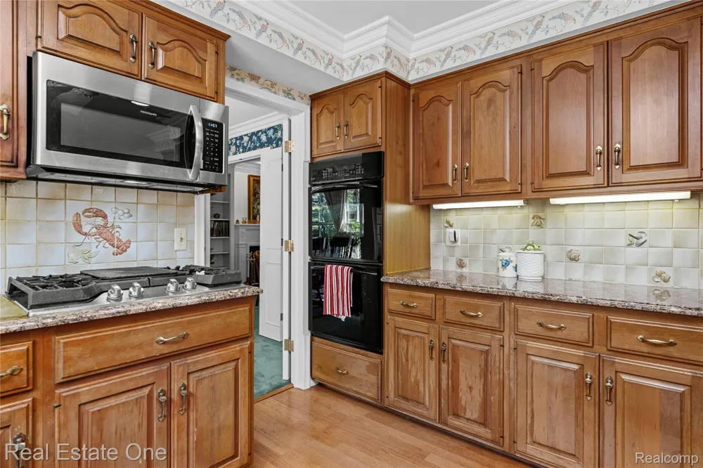 69 Willow Tree Place Village Of Grosse Pointe Shores City, MI 48236