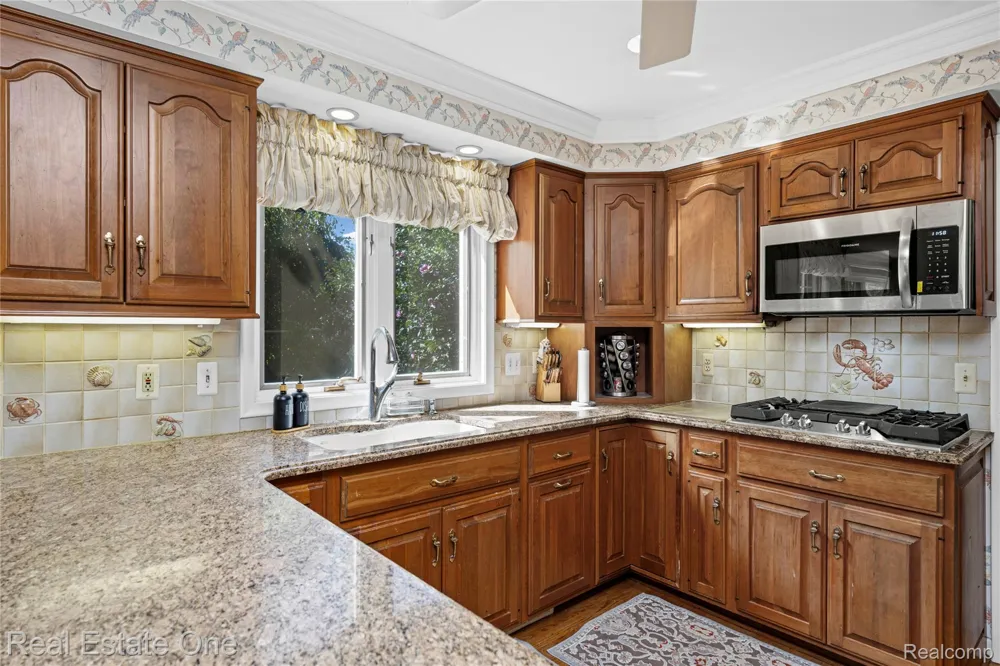69 Willow Tree Place Village Of Grosse Pointe Shores City, MI 48236