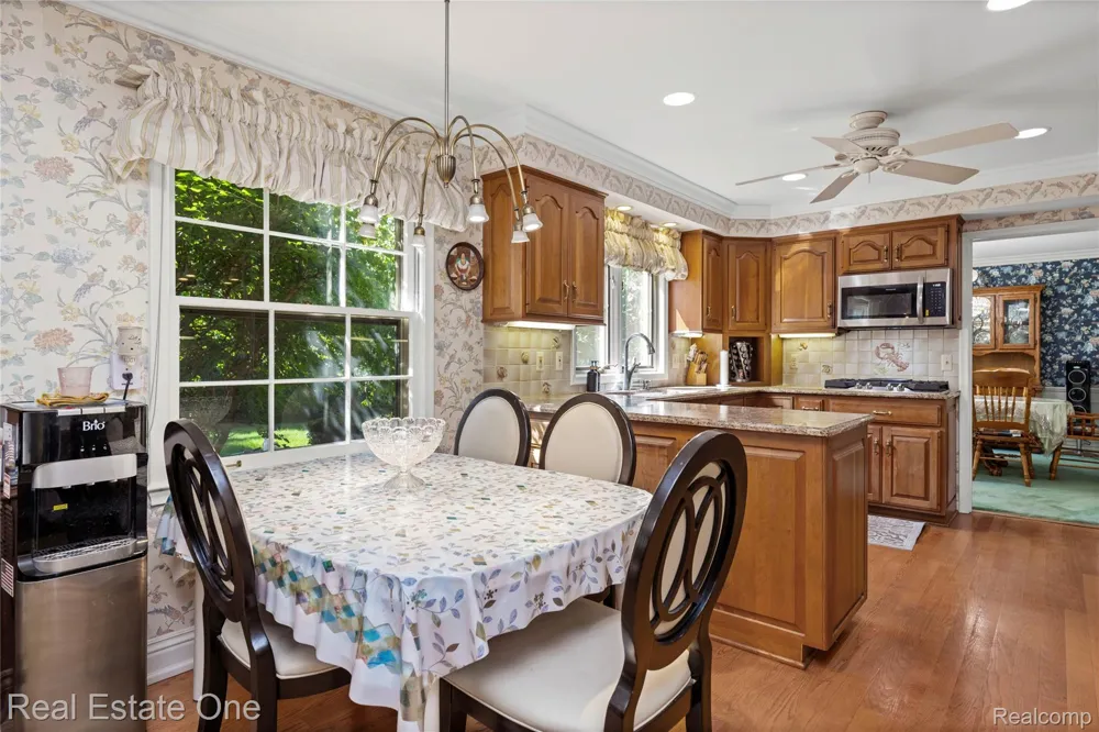 69 Willow Tree Place Village Of Grosse Pointe Shores City, MI 48236