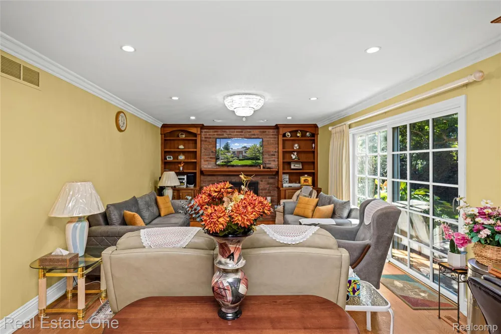 69 Willow Tree Place Village Of Grosse Pointe Shores City, MI 48236