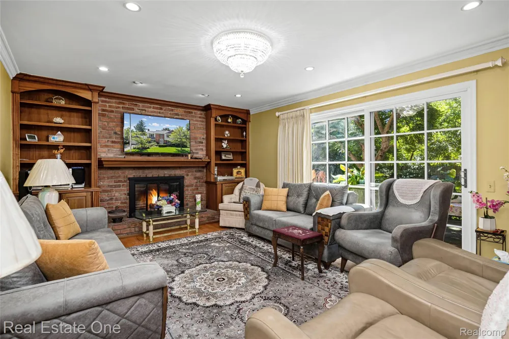 69 Willow Tree Place Village Of Grosse Pointe Shores City, MI 48236