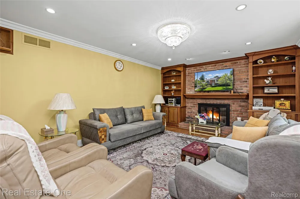 69 Willow Tree Place Village Of Grosse Pointe Shores City, MI 48236