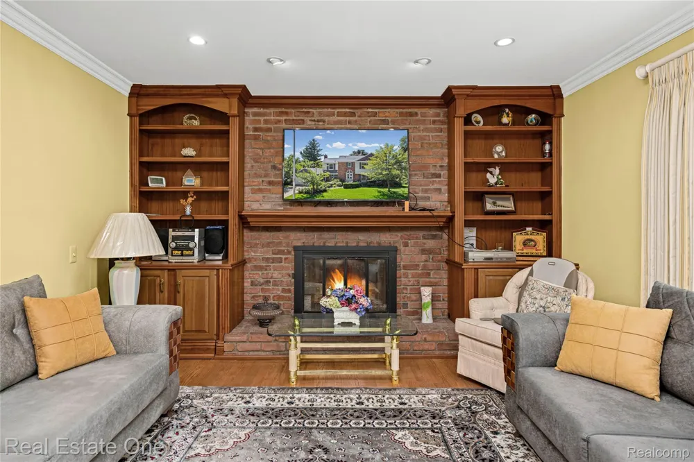 69 Willow Tree Place Village Of Grosse Pointe Shores City, MI 48236