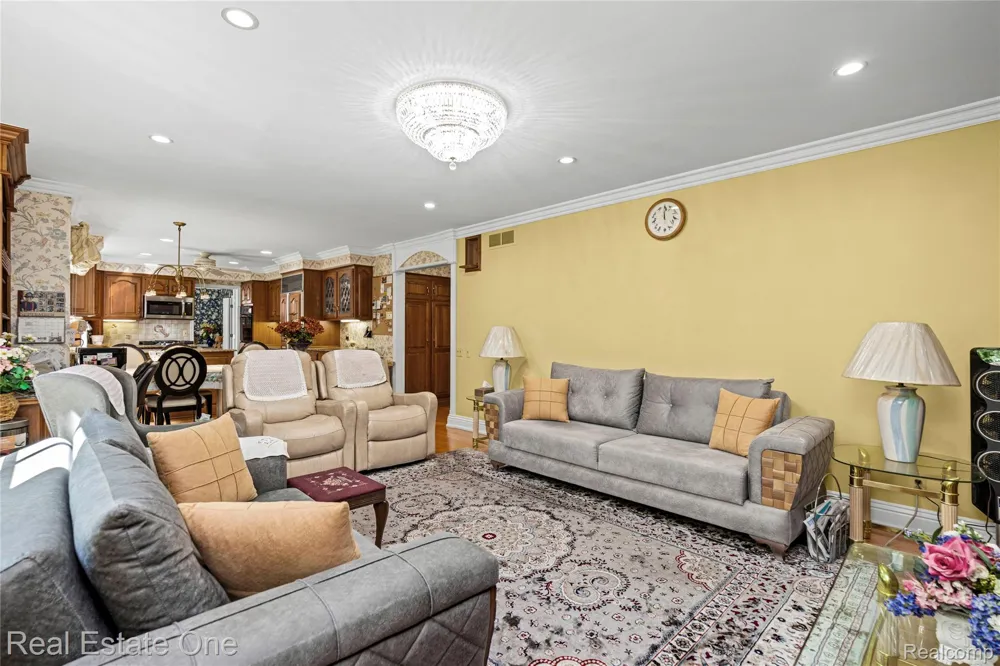 69 Willow Tree Place Village Of Grosse Pointe Shores City, MI 48236