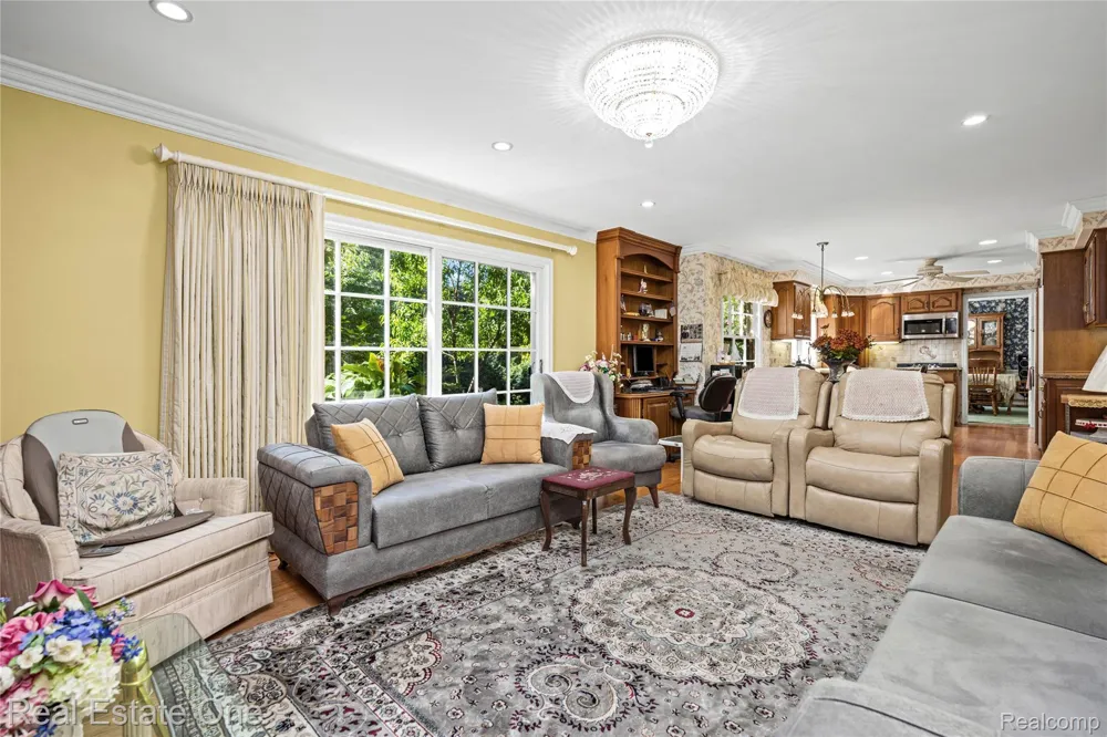 69 Willow Tree Place Village Of Grosse Pointe Shores City, MI 48236