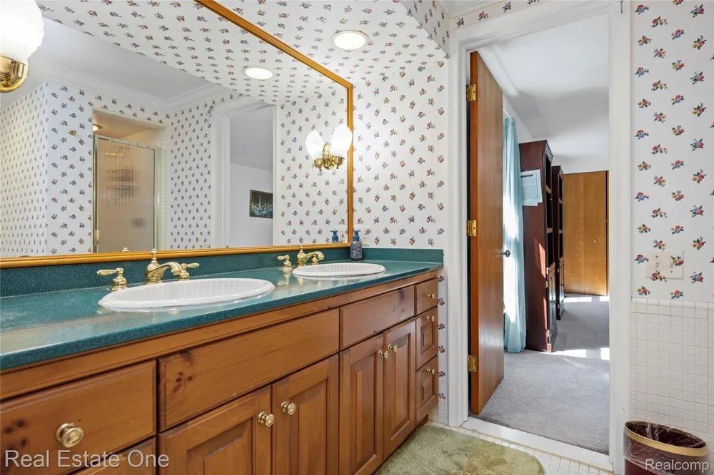 69 Willow Tree Place Village Of Grosse Pointe Shores City, MI 48236