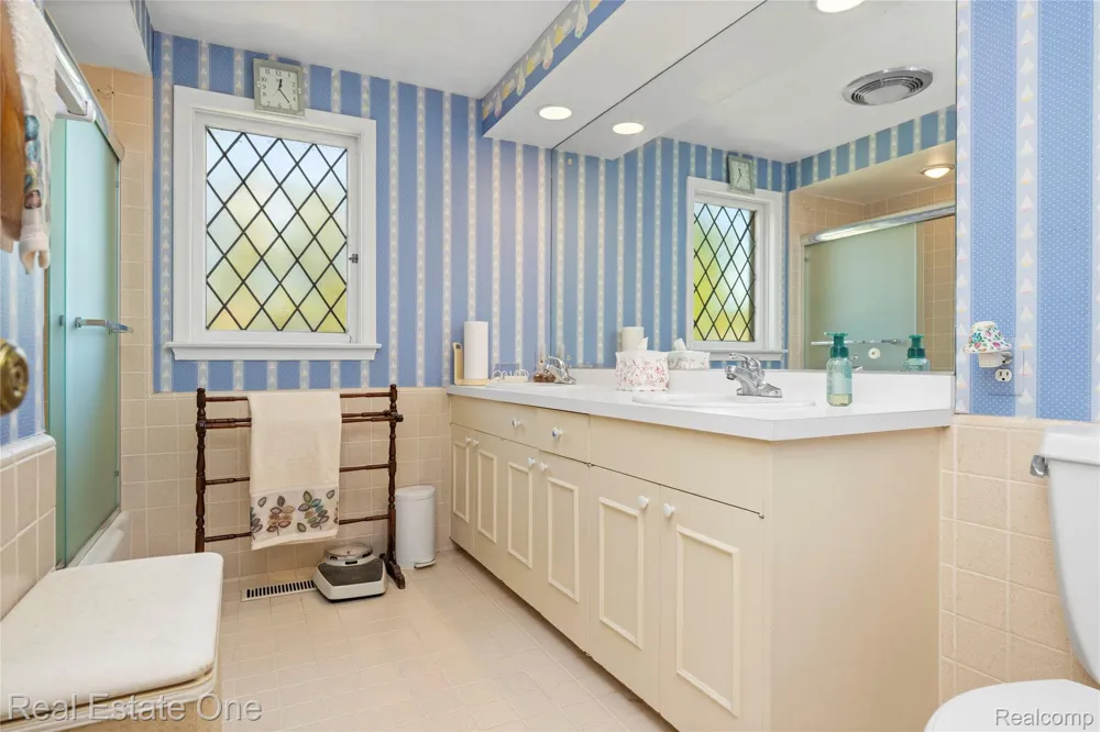 69 Willow Tree Place Village Of Grosse Pointe Shores City, MI 48236