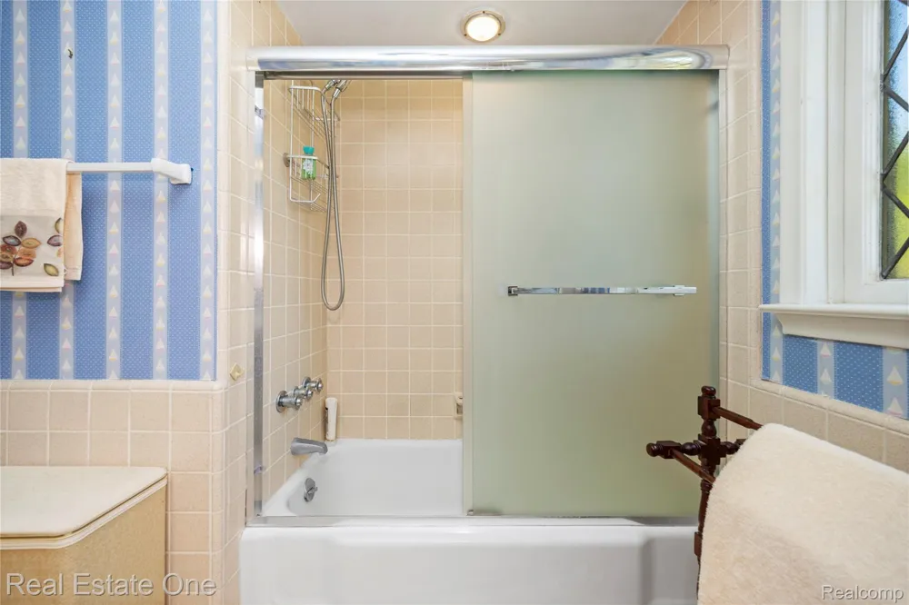 69 Willow Tree Place Village Of Grosse Pointe Shores City, MI 48236