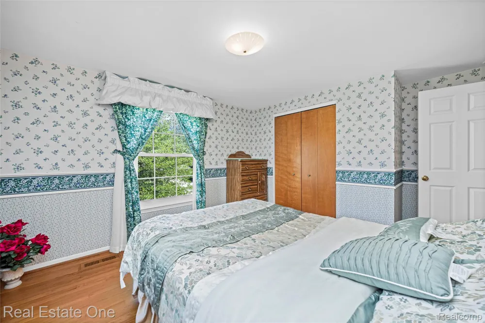 69 Willow Tree Place Village Of Grosse Pointe Shores City, MI 48236