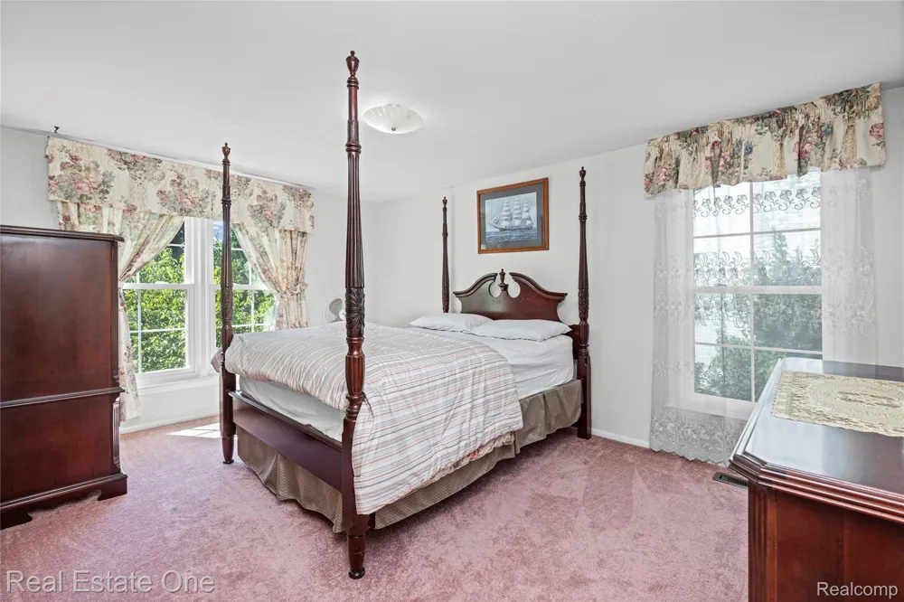 69 Willow Tree Place Village Of Grosse Pointe Shores City, MI 48236