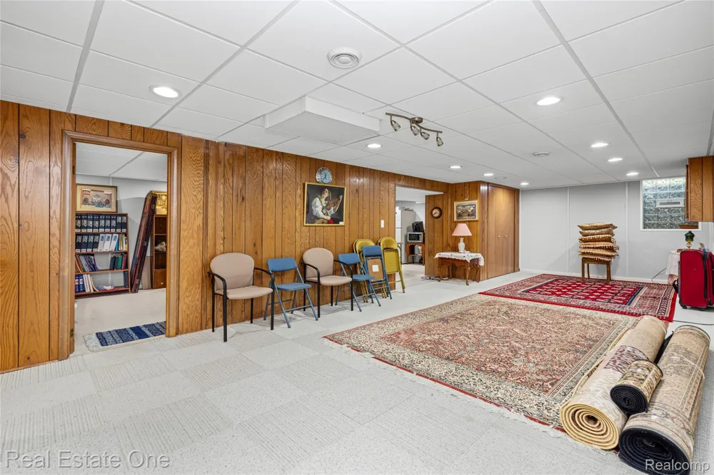 69 Willow Tree Place Village Of Grosse Pointe Shores City, MI 48236