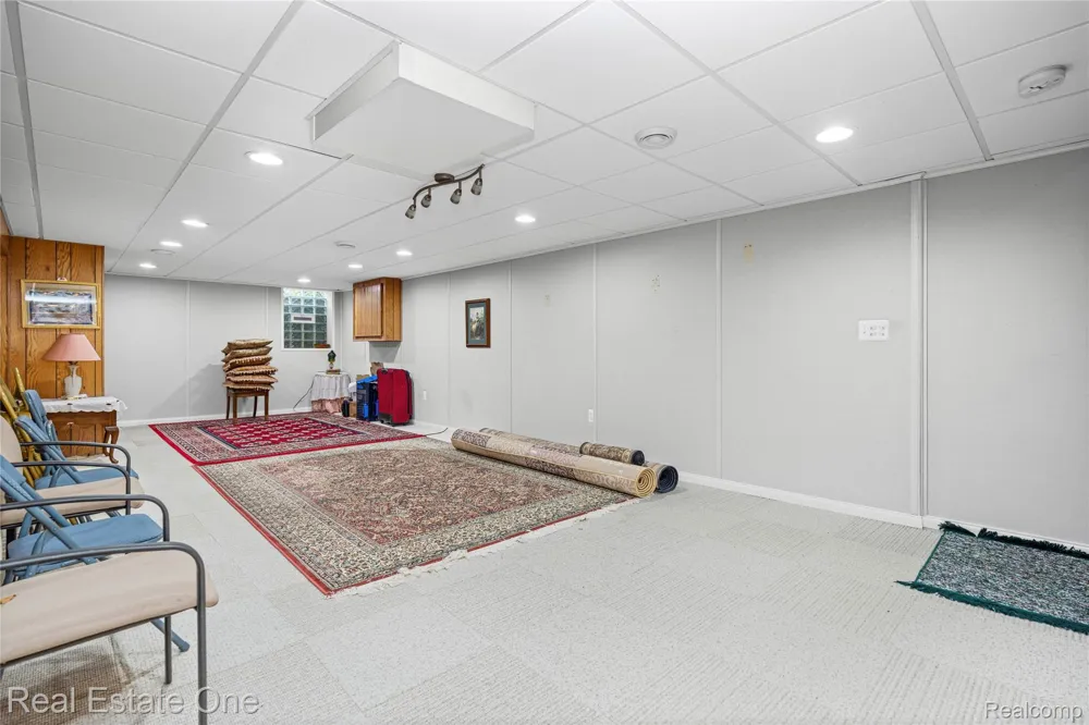 69 Willow Tree Place Village Of Grosse Pointe Shores City, MI 48236