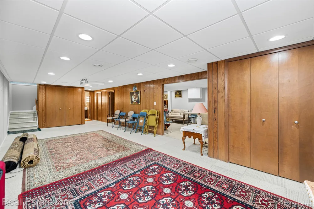 69 Willow Tree Place Village Of Grosse Pointe Shores City, MI 48236