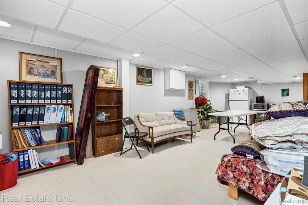 69 Willow Tree Place Village Of Grosse Pointe Shores City, MI 48236