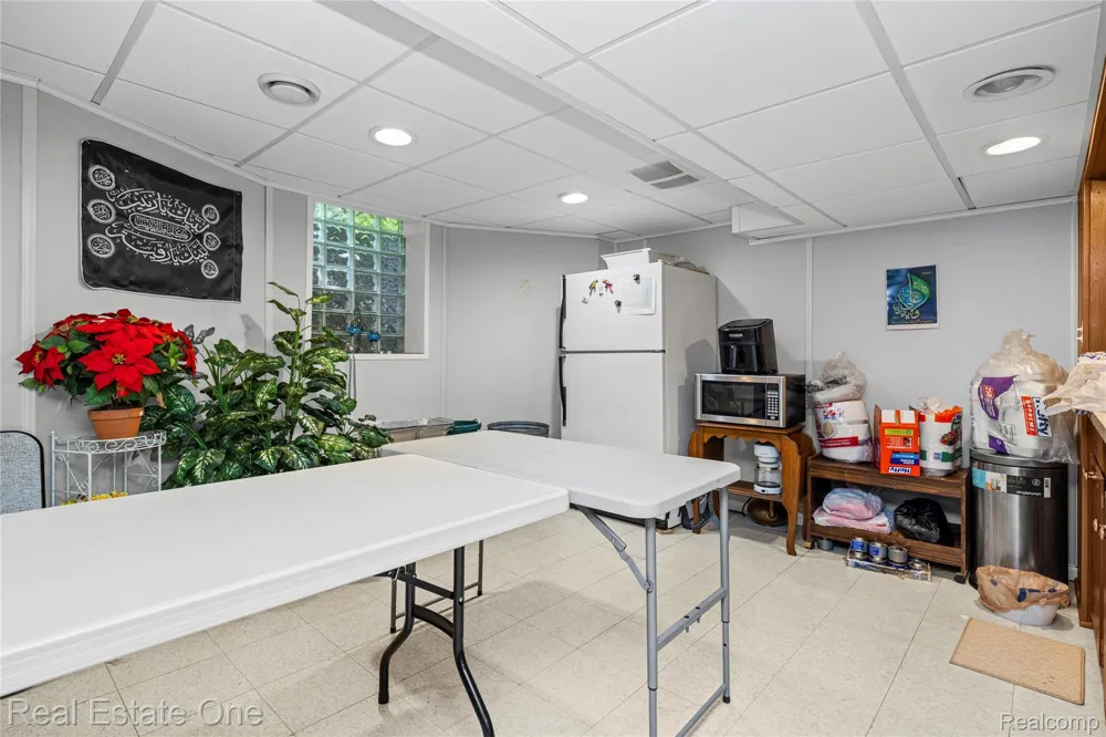 69 Willow Tree Place Village Of Grosse Pointe Shores City, MI 48236