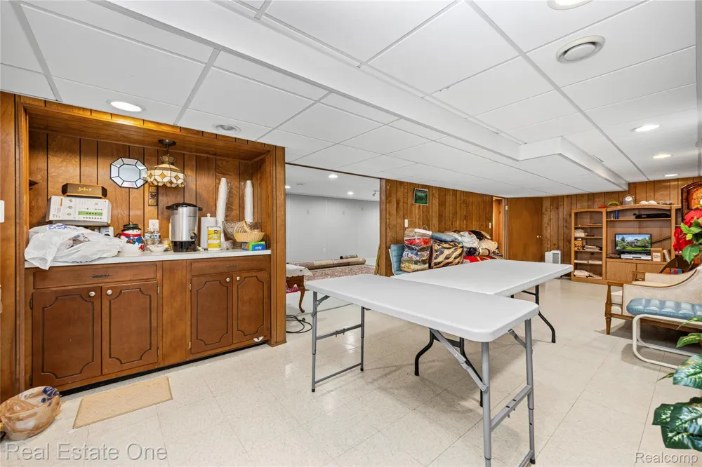 69 Willow Tree Place Village Of Grosse Pointe Shores City, MI 48236