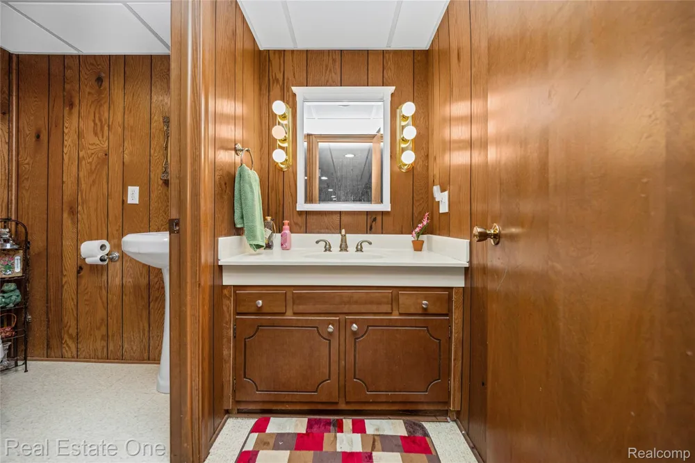 69 Willow Tree Place Village Of Grosse Pointe Shores City, MI 48236