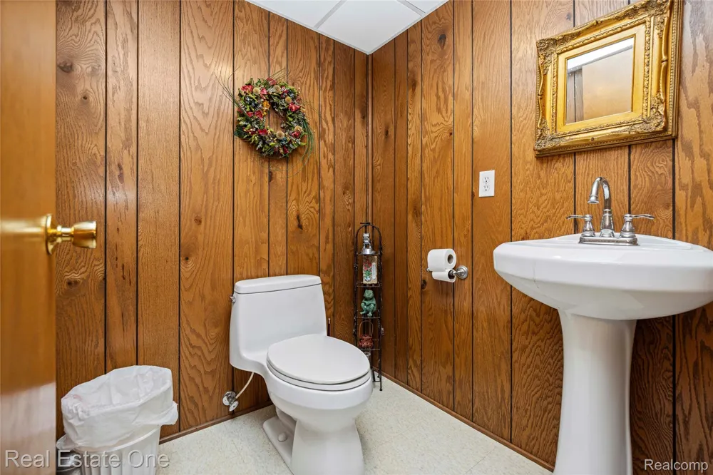 69 Willow Tree Place Village Of Grosse Pointe Shores City, MI 48236