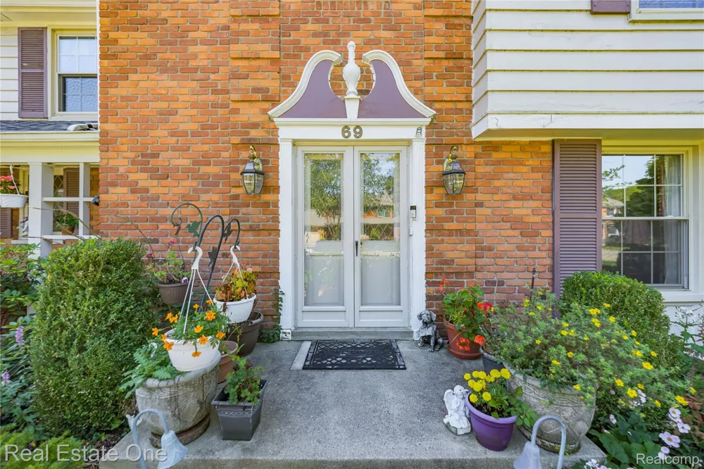 69 Willow Tree Place Village Of Grosse Pointe Shores City, MI 48236