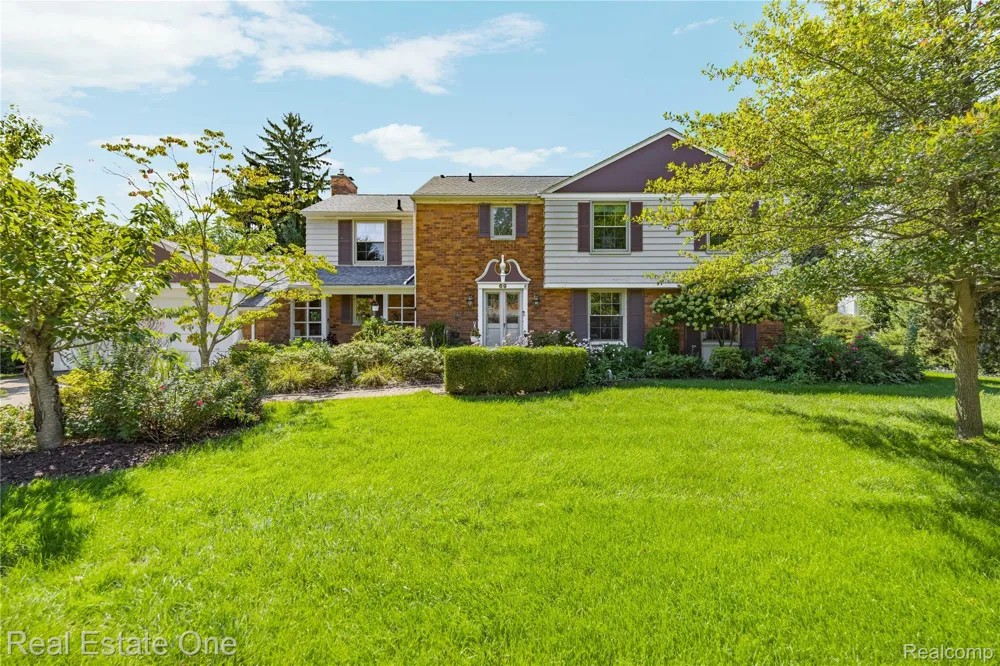 69 Willow Tree Place Village Of Grosse Pointe Shores City, MI 48236