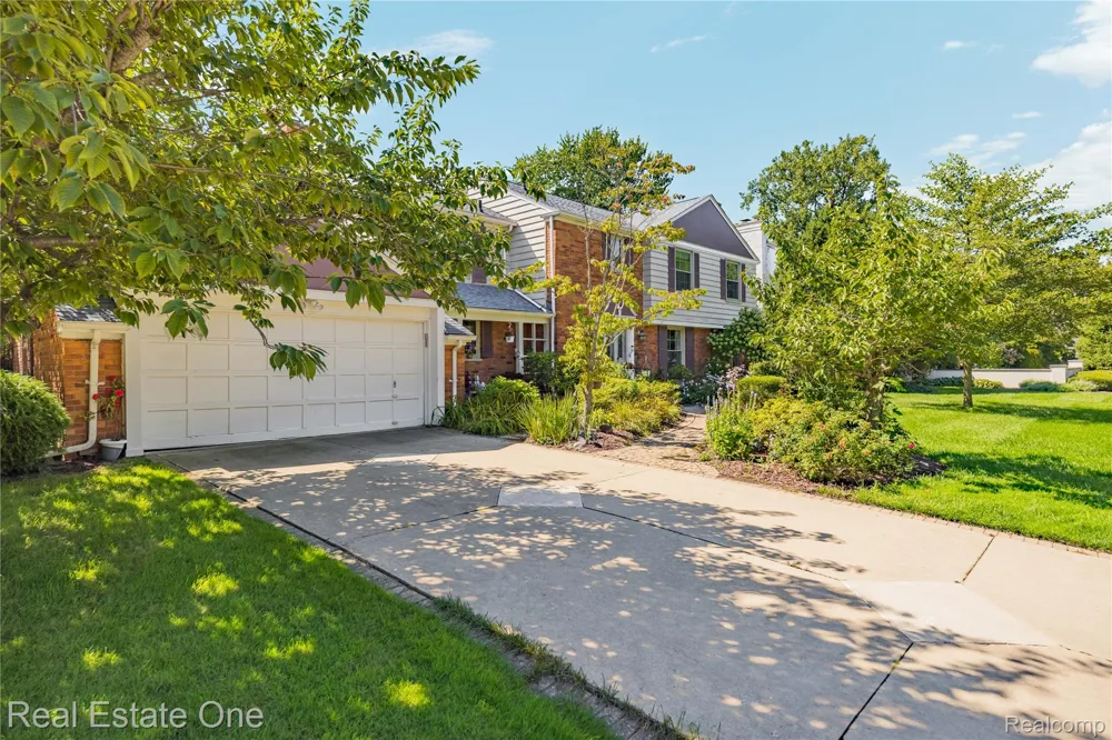 69 Willow Tree Place Village Of Grosse Pointe Shores City, MI 48236