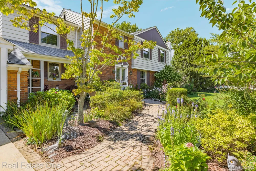 69 Willow Tree Place Village Of Grosse Pointe Shores City, MI 48236