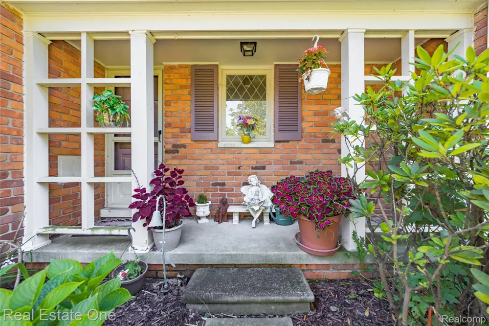 69 Willow Tree Place Village Of Grosse Pointe Shores City, MI 48236