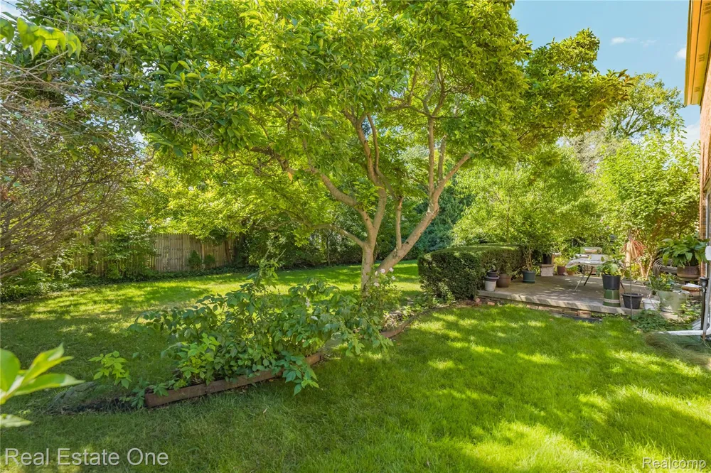 69 Willow Tree Place Village Of Grosse Pointe Shores City, MI 48236