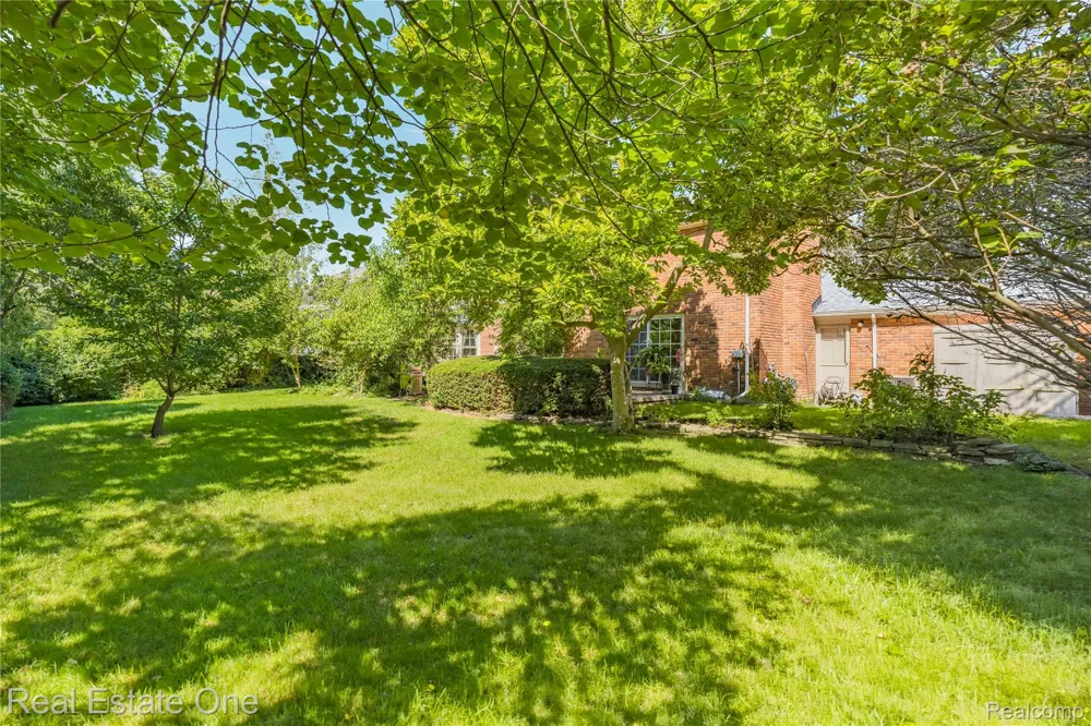 69 Willow Tree Place Village Of Grosse Pointe Shores City, MI 48236