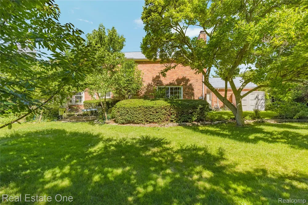 69 Willow Tree Place Village Of Grosse Pointe Shores City, MI 48236