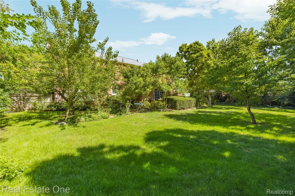 69 Willow Tree Place Village Of Grosse Pointe Shores City, MI 48236