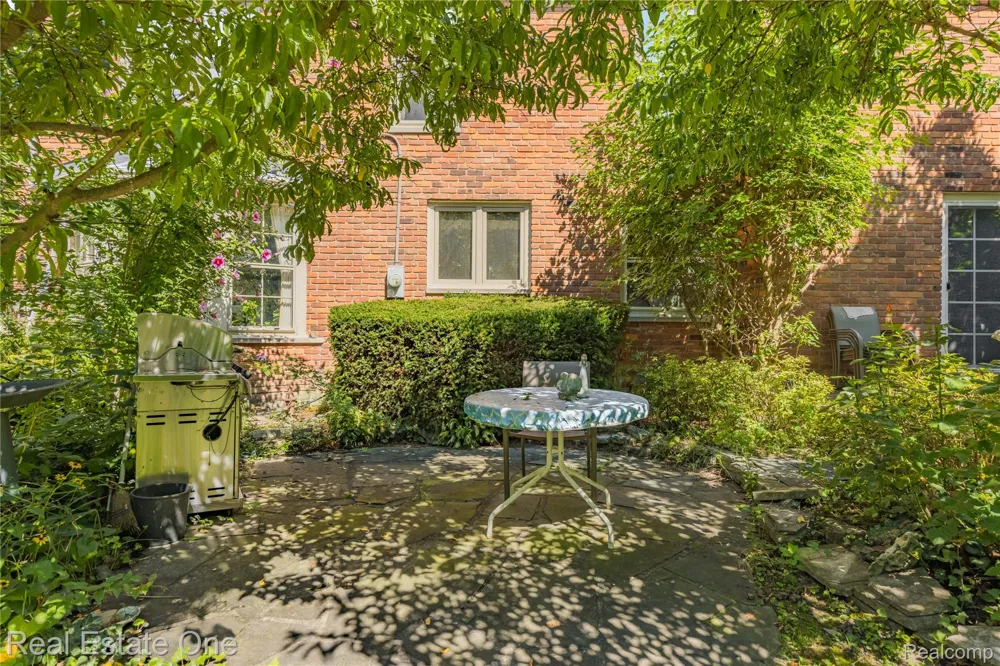 69 Willow Tree Place Village Of Grosse Pointe Shores City, MI 48236