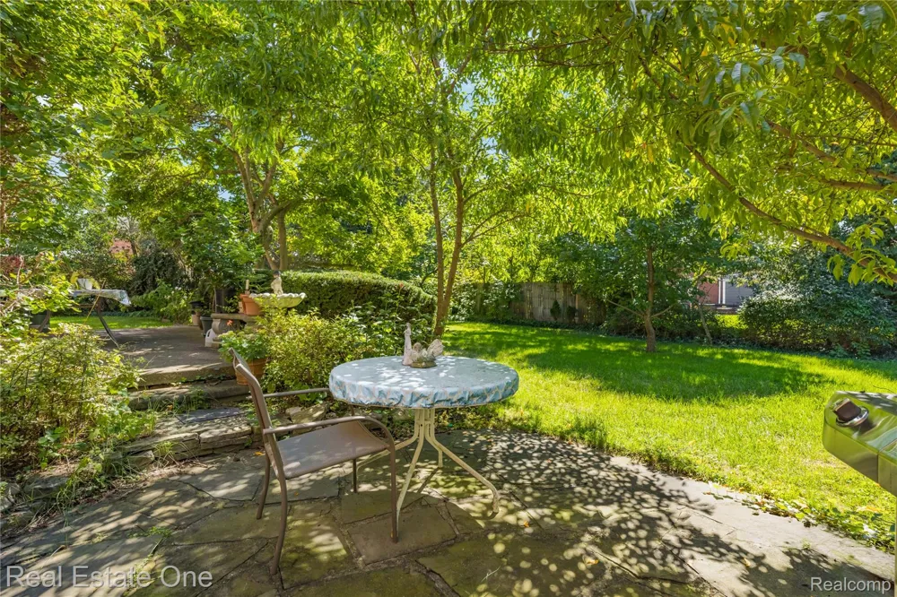 69 Willow Tree Place Village Of Grosse Pointe Shores City, MI 48236