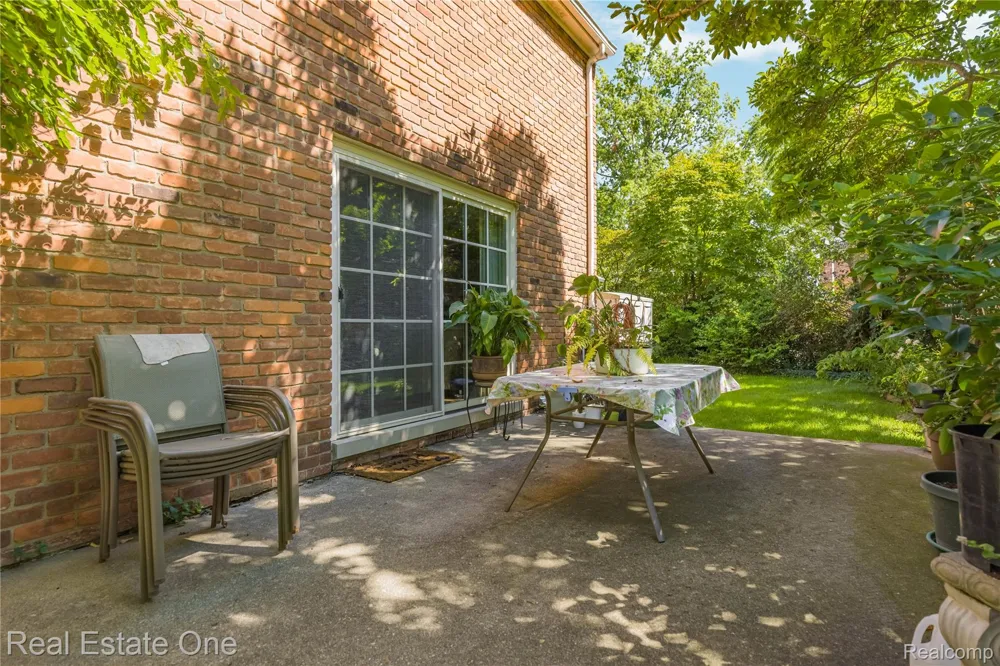 69 Willow Tree Place Village Of Grosse Pointe Shores City, MI 48236