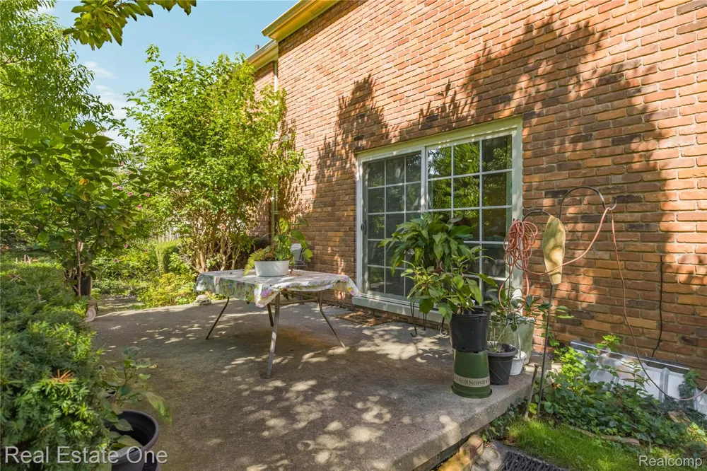 69 Willow Tree Place Village Of Grosse Pointe Shores City, MI 48236
