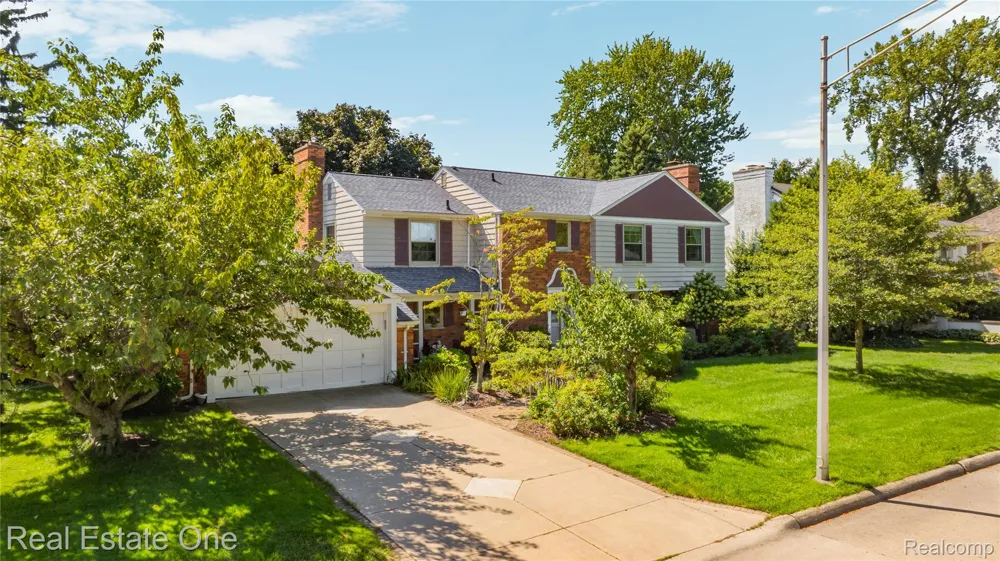 69 Willow Tree Place Village Of Grosse Pointe Shores City, MI 48236