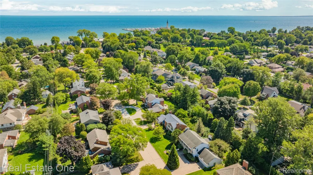 69 Willow Tree Place Village Of Grosse Pointe Shores City, MI 48236