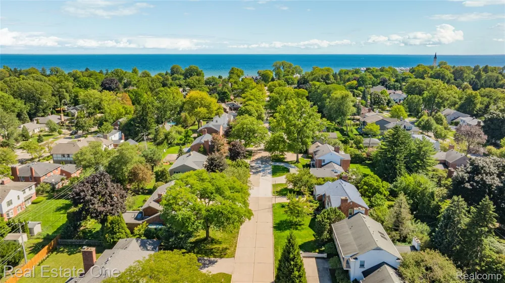 69 Willow Tree Place Village Of Grosse Pointe Shores City, MI 48236
