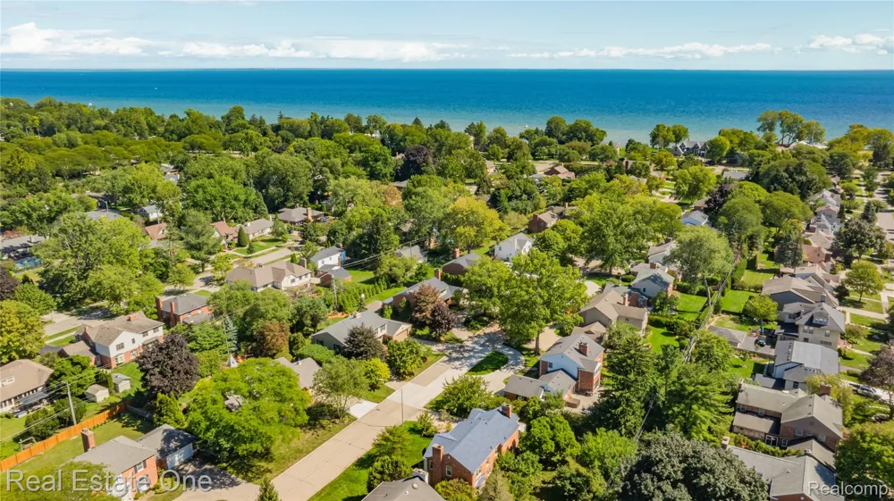69 Willow Tree Place Village Of Grosse Pointe Shores City, MI 48236