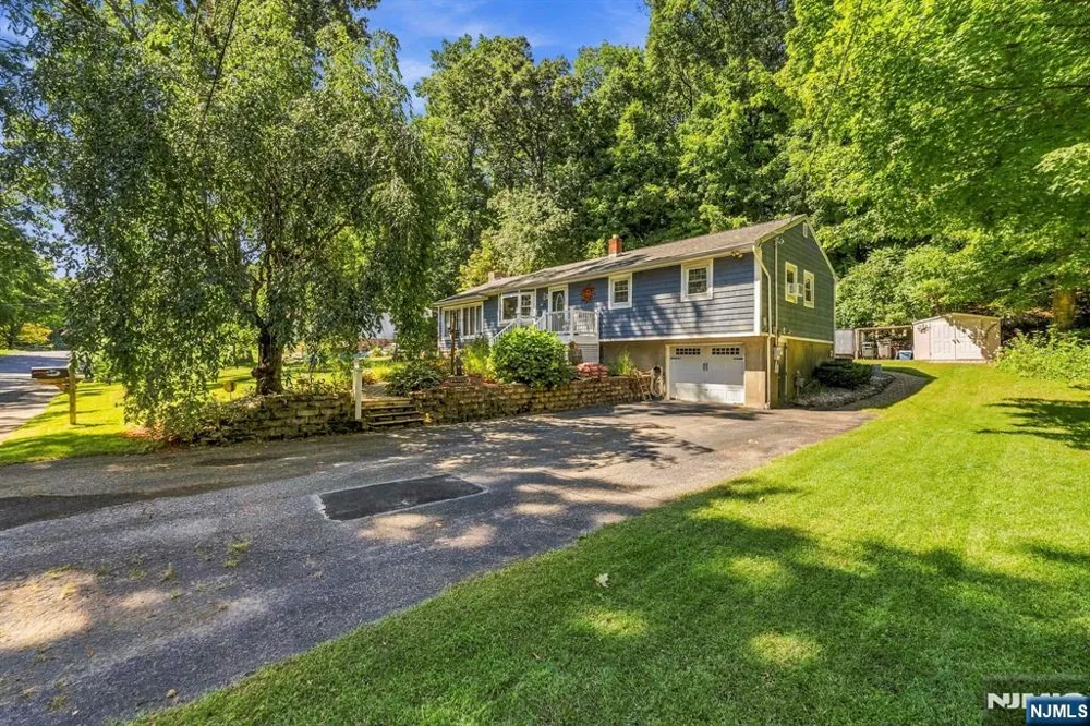 18 Fox Hollow Court Vernon, NJ 07462