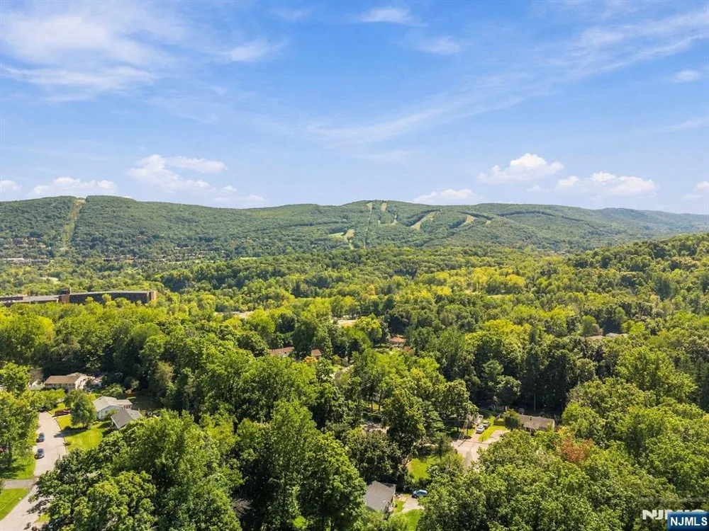 18 Fox Hollow Court Vernon, NJ 07462