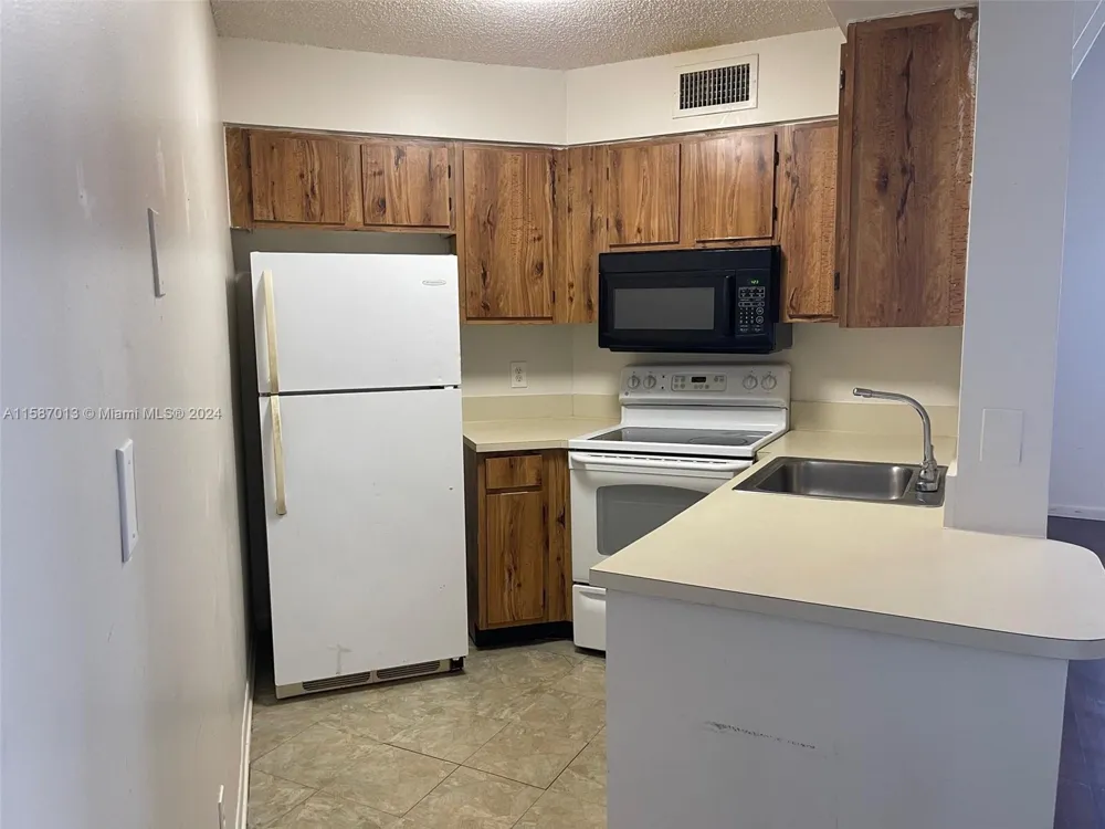 212 Lake Pointe Drive #313 Oakland Park, FL 33309
